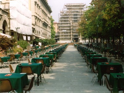 Il
          centro di Bergamo pronto per un torneo di bridge all'aperto-
          1989